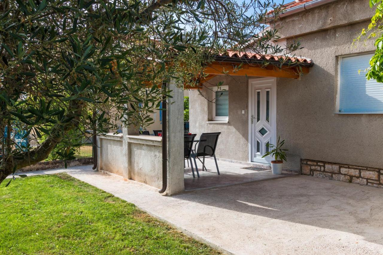 Holiday Apartment Near The Beach Fazana Exterior photo